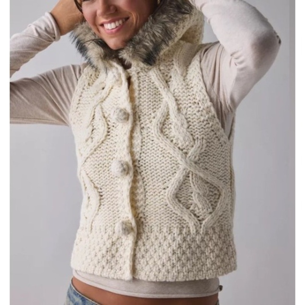 BDG Urban Outfitters Cream Cable Knit Faux Fur‎ Hooded Sweater Vest Medium NWOT